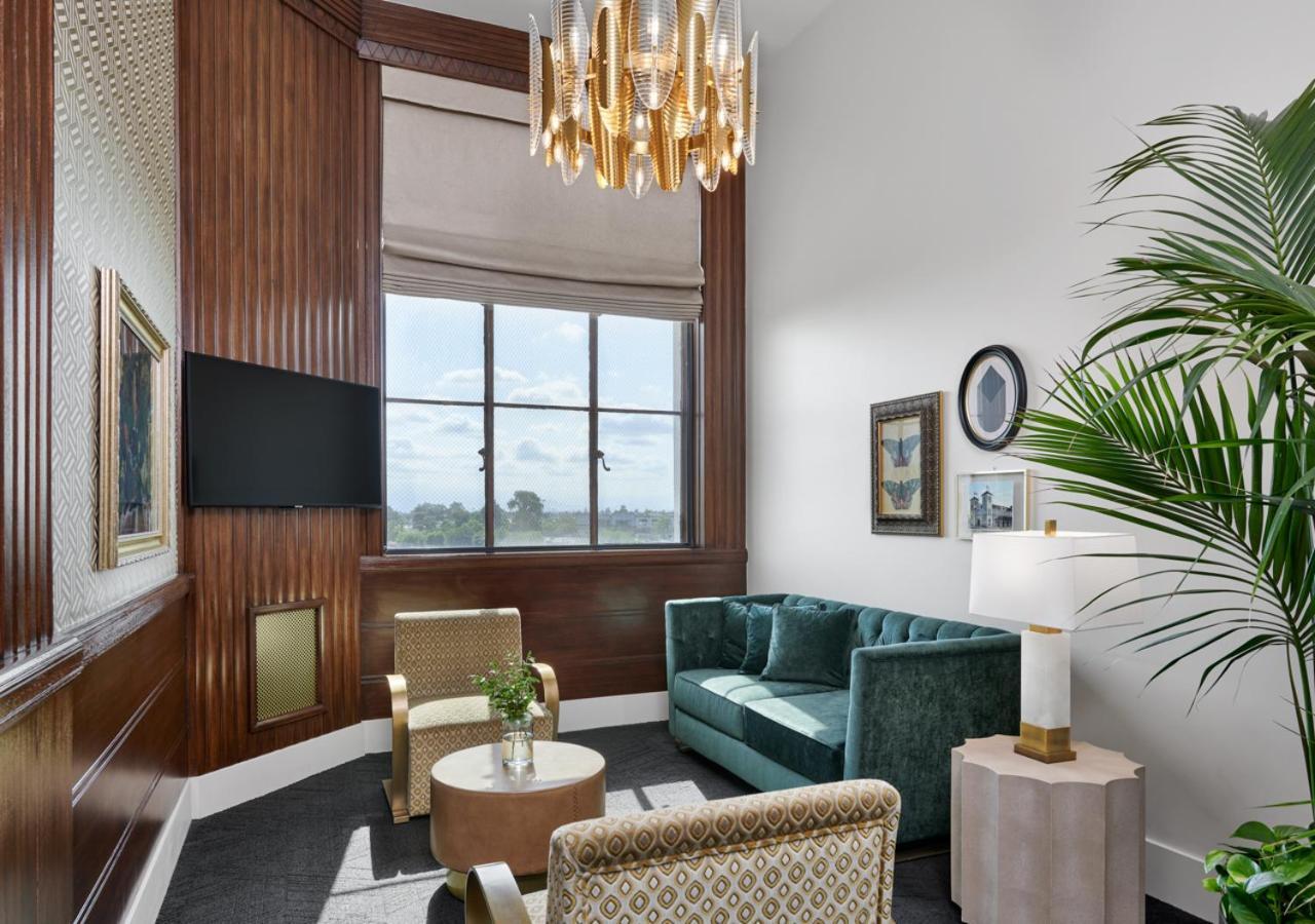 Executive Suite,1417576281:JPEG